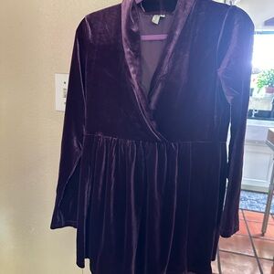 Beautiful Sahalie purple large velvet tunic top! In excellent condition